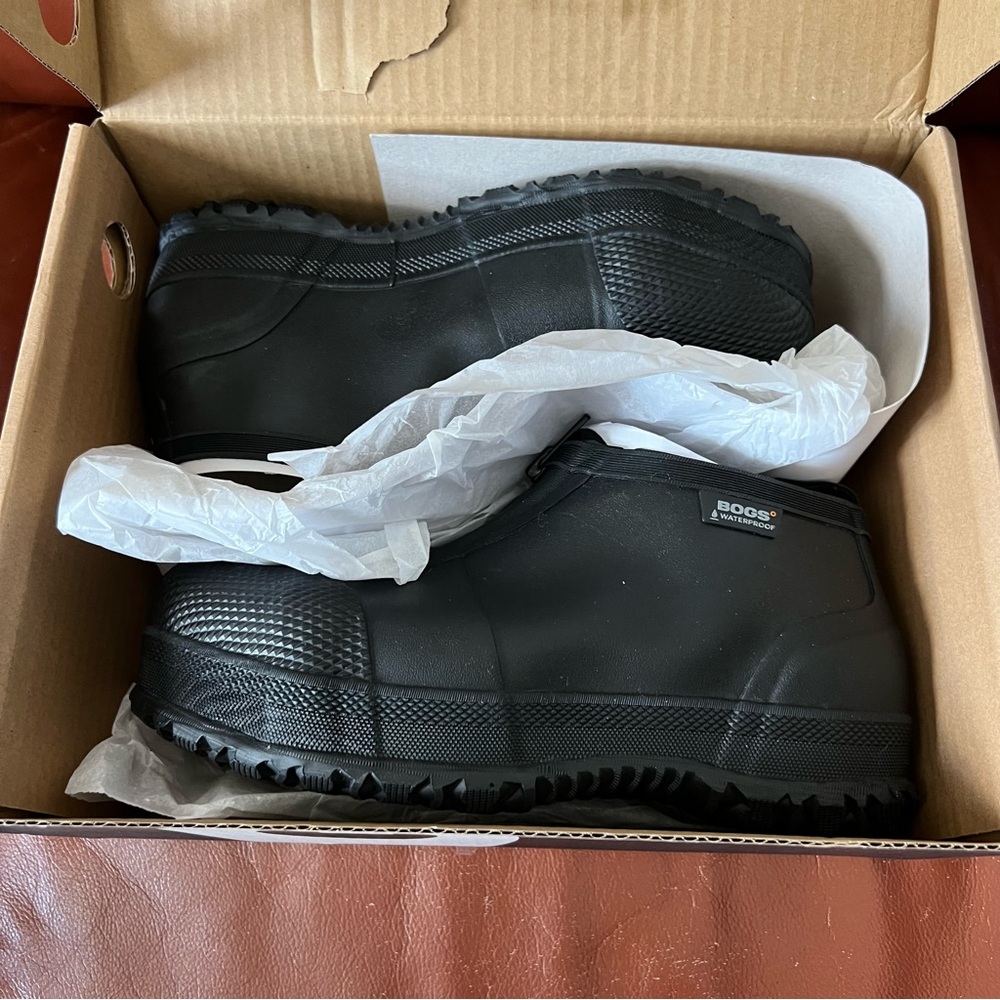 NWT. BOGS MEN'S COMPOSITE TOE OVERSHOE
WORK SHOES - Picture 11 of 12